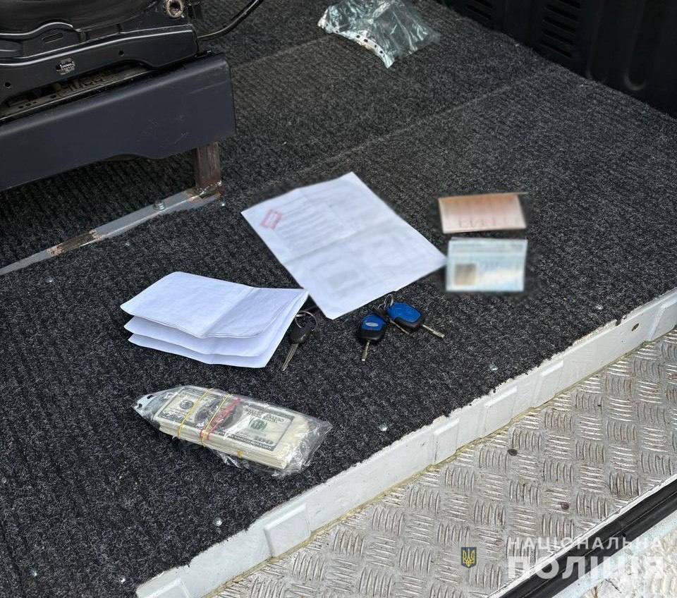 Продали щонайменше 200 авто, завезених як допомога для ЗСУ: у Києві затримали двох "бізнесменів". Фото та подробиці