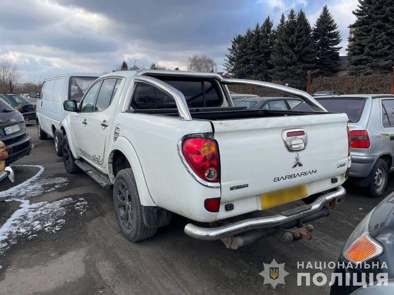 Продали щонайменше 200 авто, завезених як допомога для ЗСУ: у Києві затримали двох "бізнесменів". Фото та подробиці