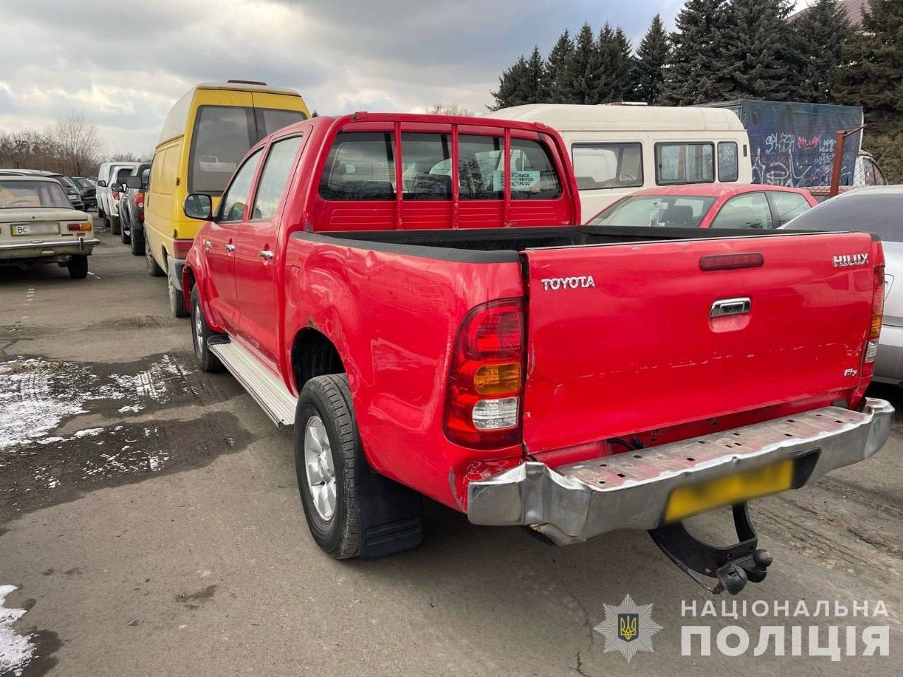 Продали щонайменше 200 авто, завезених як допомога для ЗСУ: у Києві затримали двох "бізнесменів". Фото та подробиці