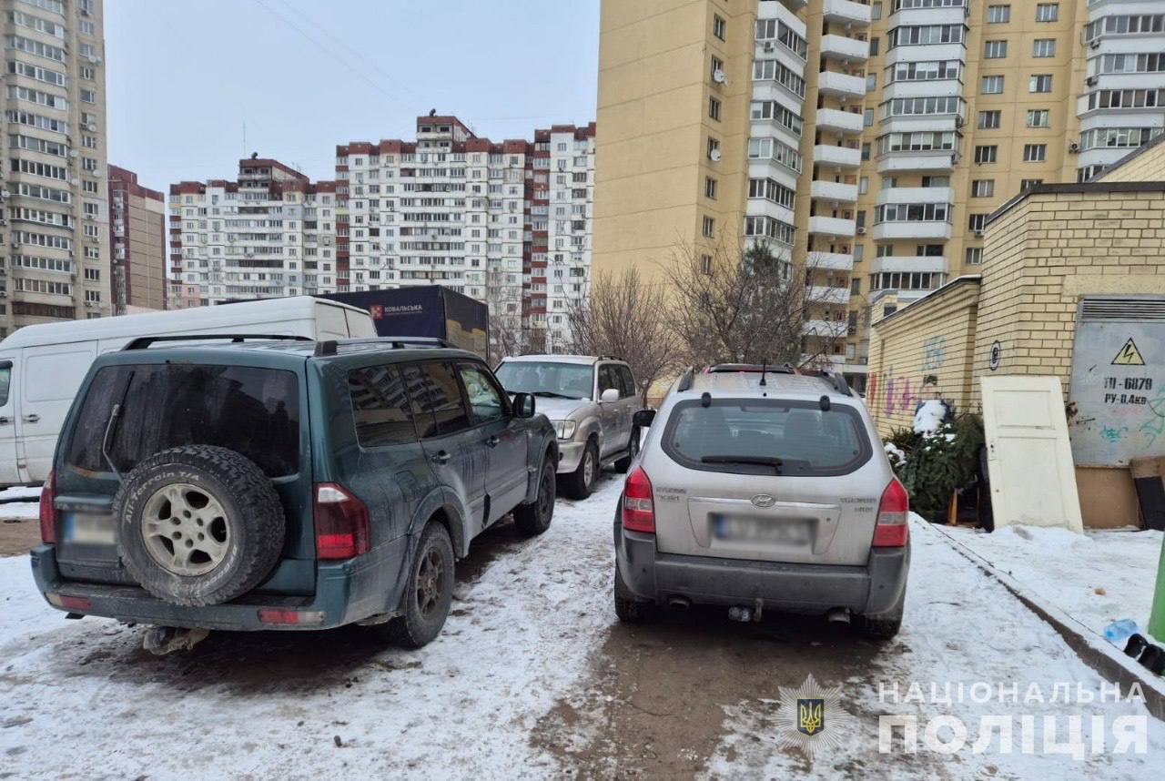 Продали щонайменше 200 авто, завезених як допомога для ЗСУ: у Києві затримали двох "бізнесменів". Фото та подробиці