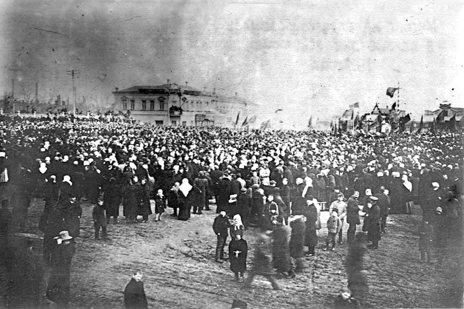 Таким было массовое собрание: в сети показали Каменское в 1917 году. Фото
