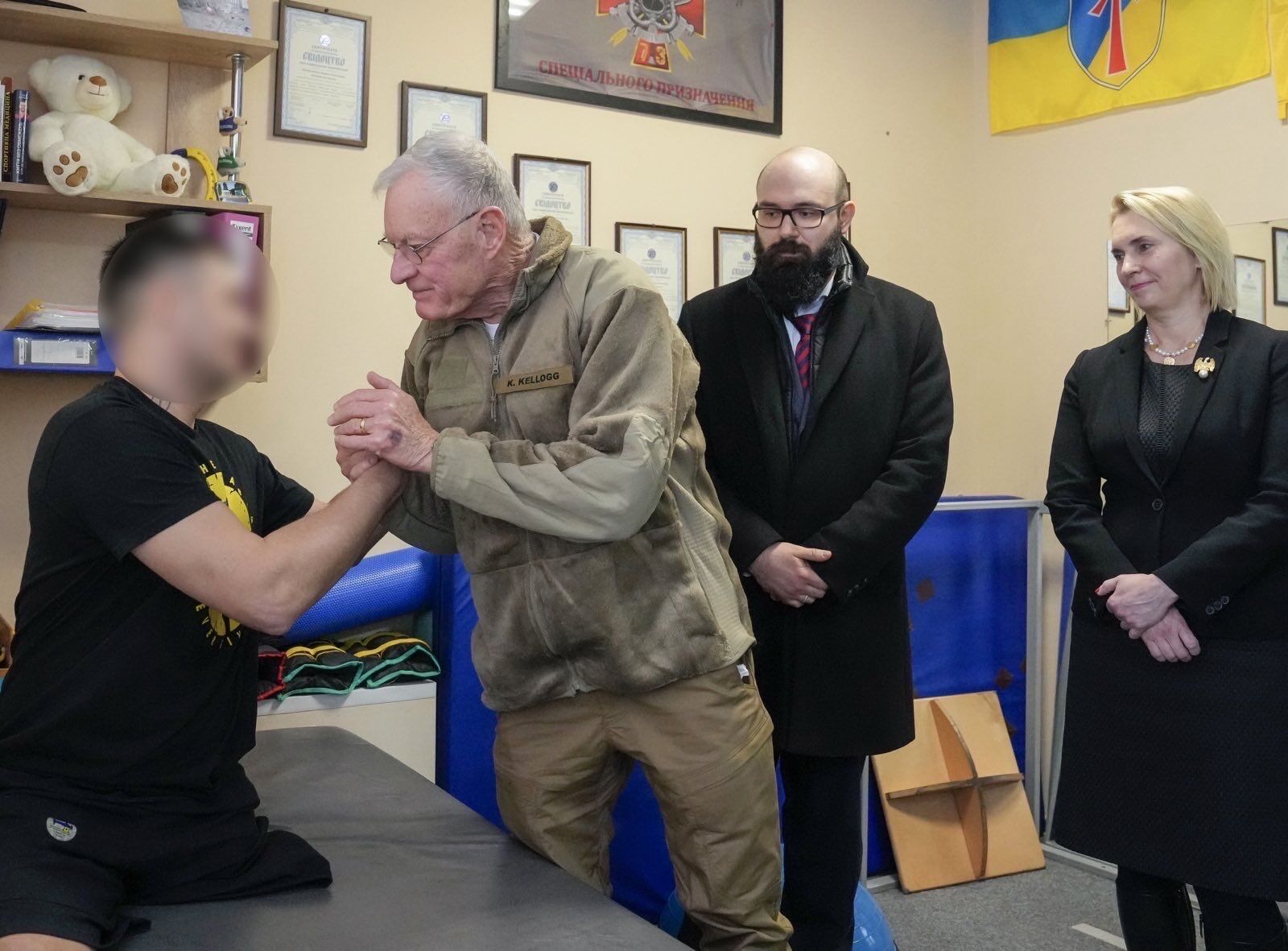 Келлог відвідав поранених українських військових і заявив, що Трамп "абсолютно правий щодо завершення війни". Фото