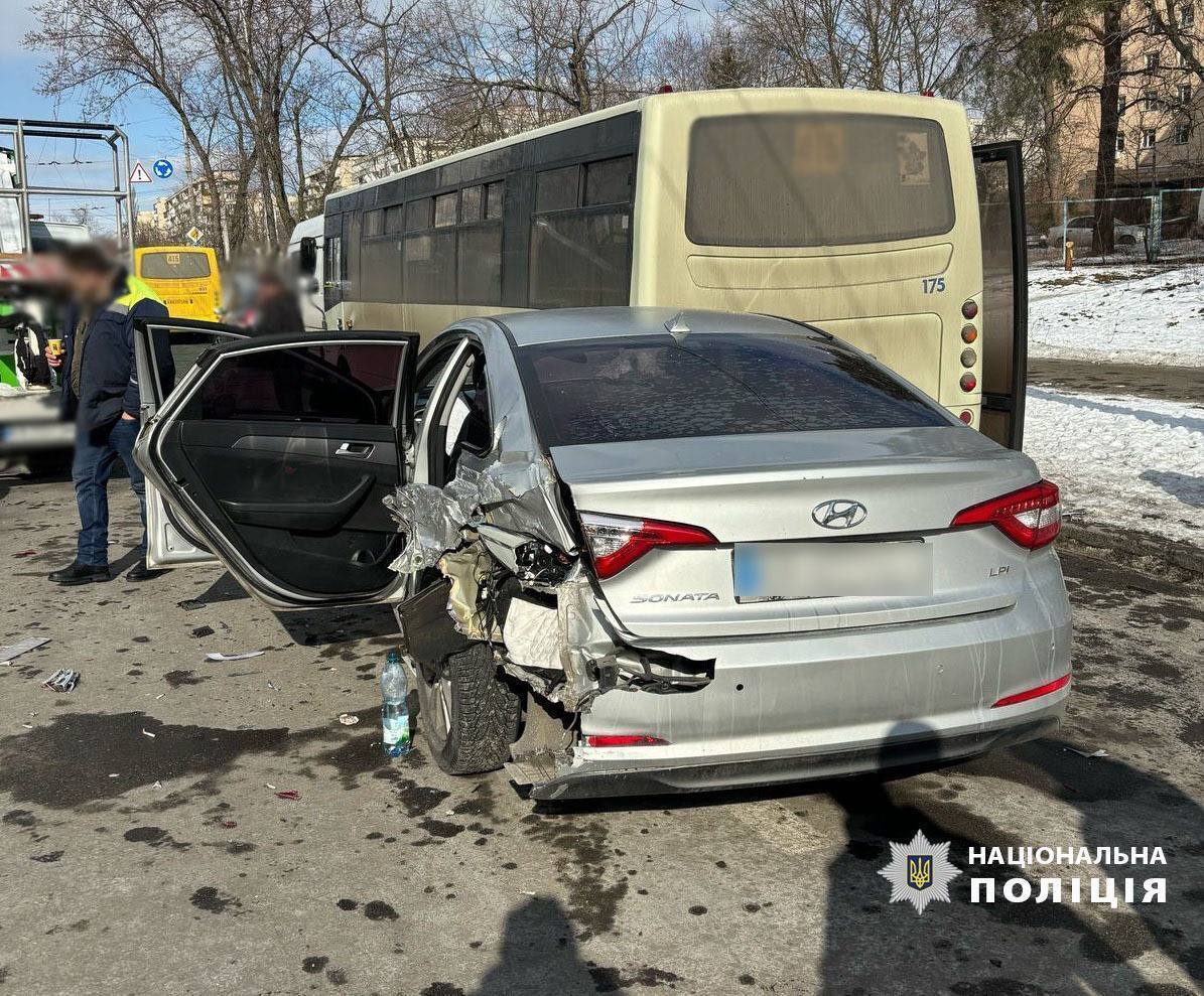 У Києві п’яний водій протаранив маршрутку та автопідйомник: є постраждала. Подробиці та фото
