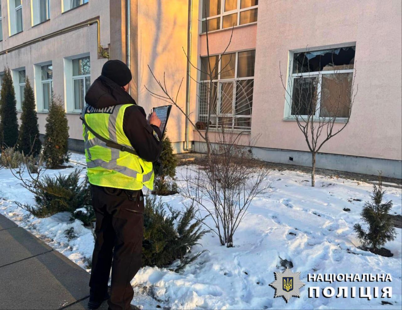 Пошкоджено будівлі, сонячні панелі та авто: з'явилися нові фото наслідків атаки РФ на Київщину