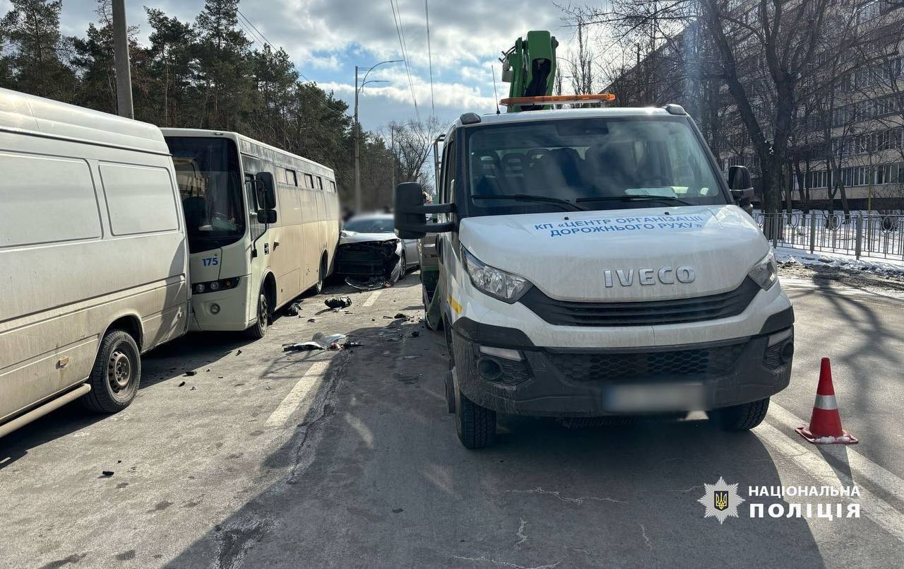 У Києві п’яний водій протаранив маршрутку та автопідйомник: є постраждала. Подробиці та фото