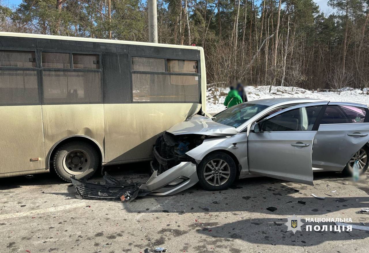 У Києві п’яний водій протаранив маршрутку та автопідйомник: є постраждала. Подробиці та фото