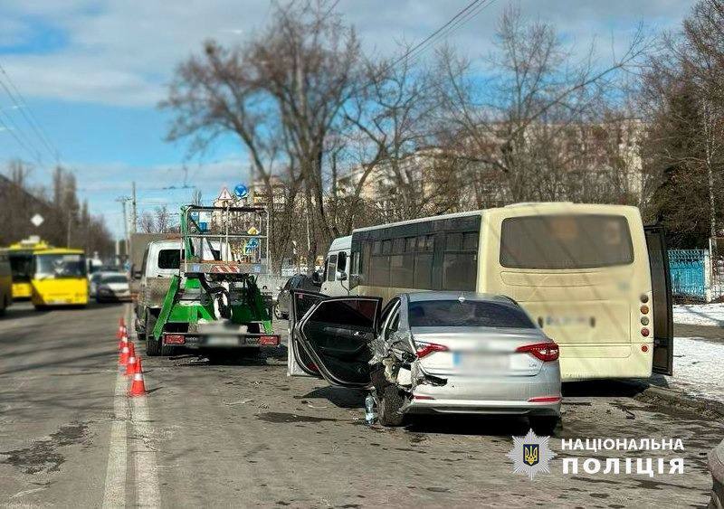 У Києві п’яний водій протаранив маршрутку та автопідйомник: є постраждала. Подробиці та фото