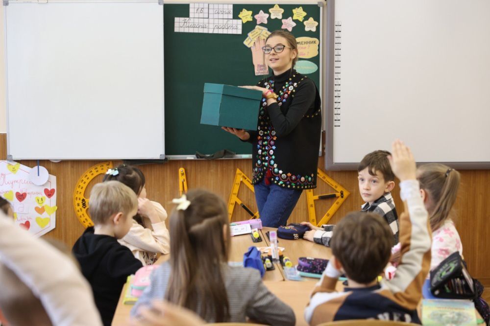 Пьет с родителями чай, а дети ходят в пижамах: лучшая учительница Львова поделилась лайфхаками для обучения