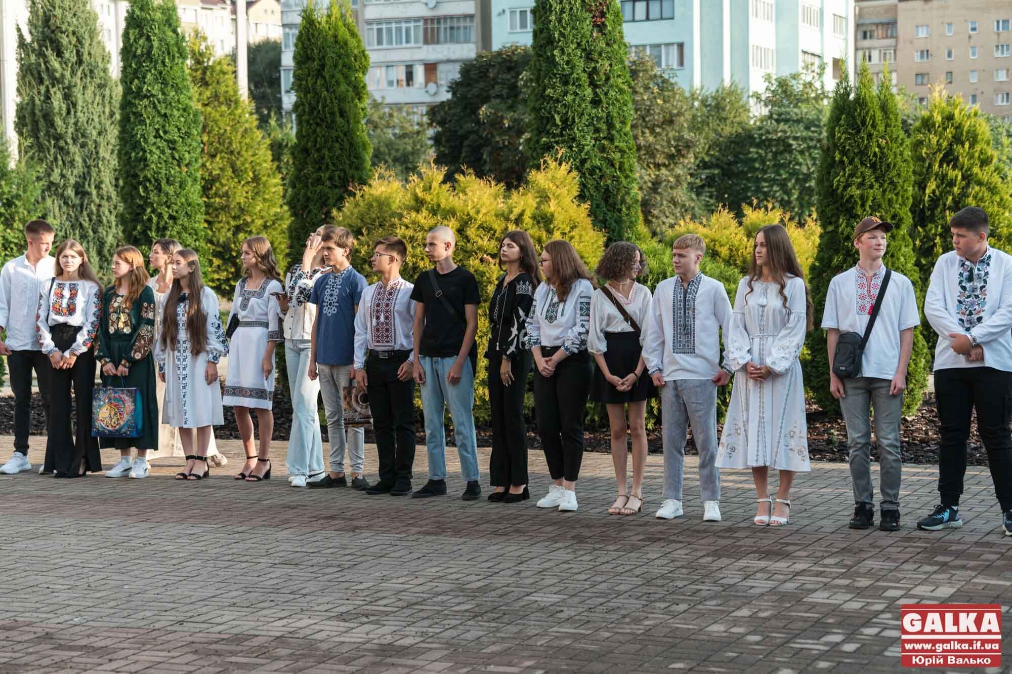 Не запитуйте в дітей, де мама або тато. Психологиня дала поради педагогам щодо організації шкільних свят в Україні