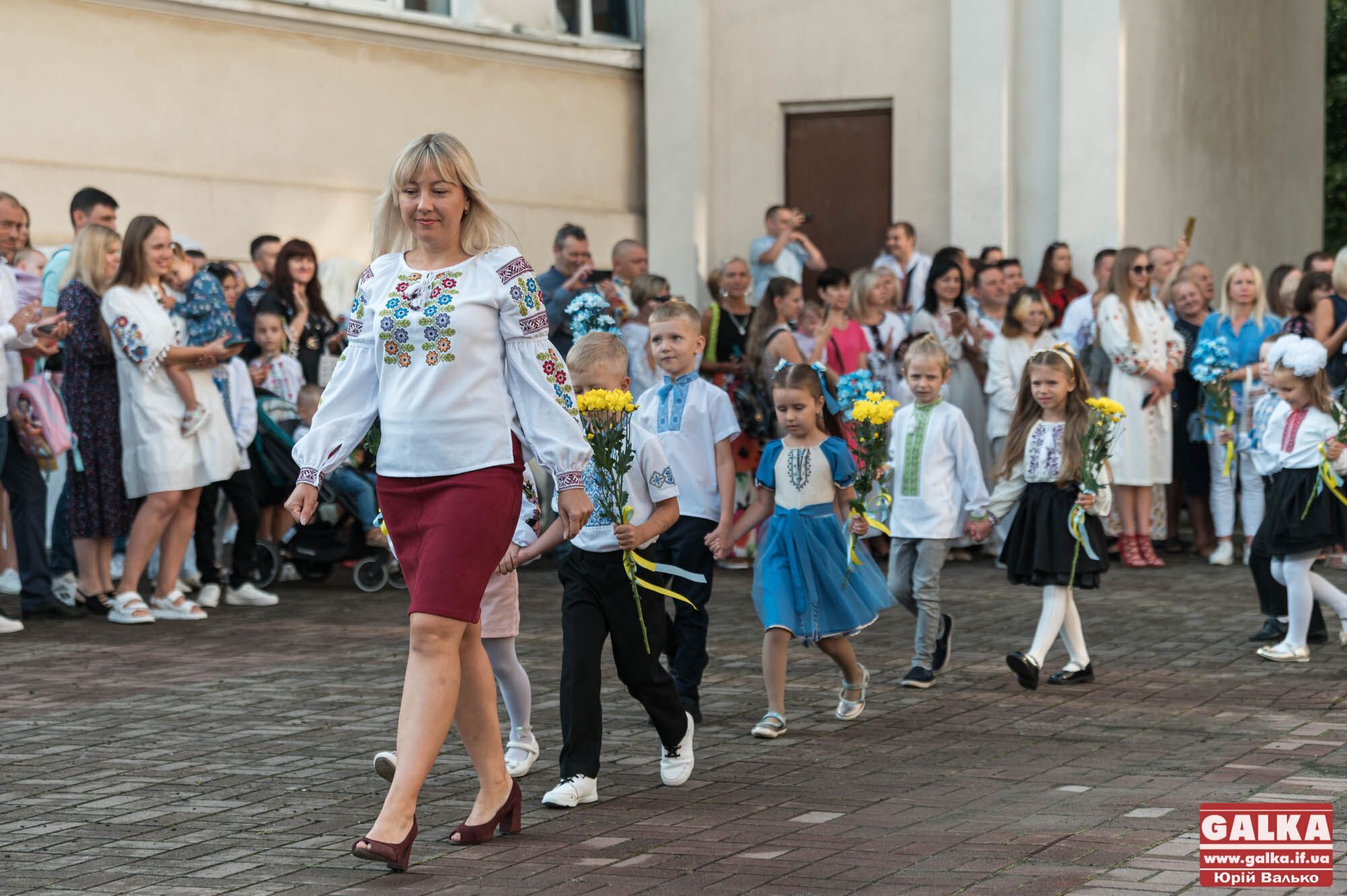 Не запитуйте в дітей, де мама або тато. Психологиня дала поради педагогам щодо організації шкільних свят в Україні