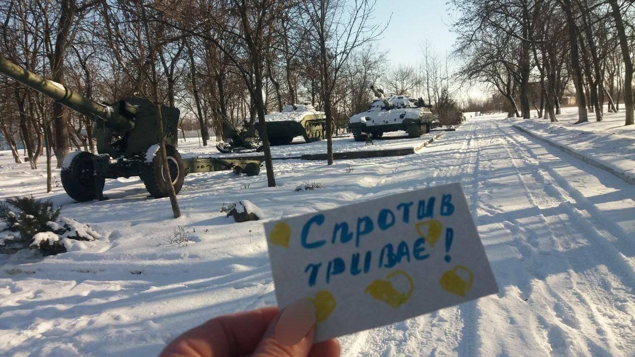  "Знають, що ризикують – і все одно діють": українські патріоти влаштували сміливі акції на окупованих територіях 24 лютого. Фото і відео