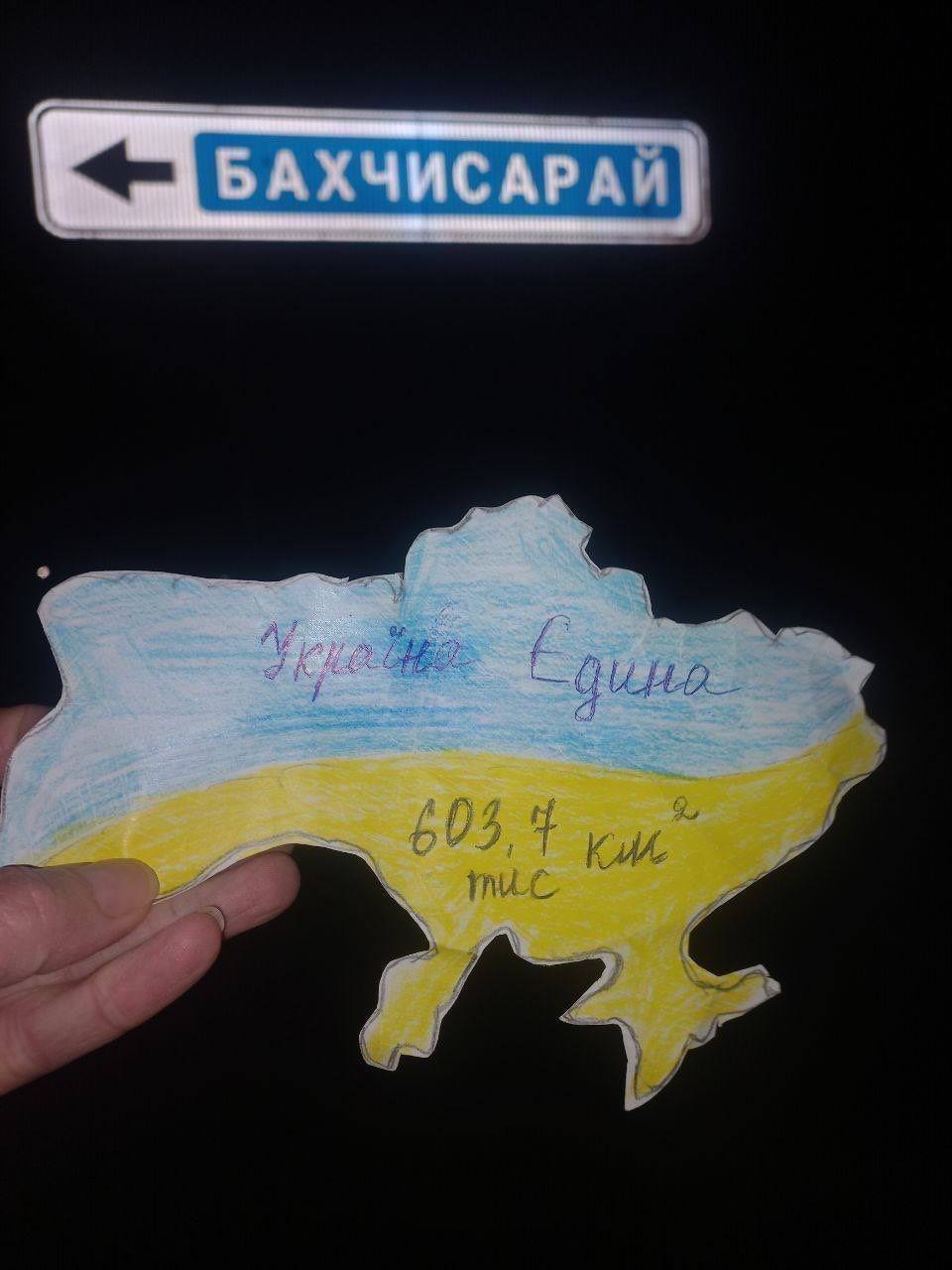  "Знають, що ризикують – і все одно діють": українські патріоти влаштували сміливі акції на окупованих територіях 24 лютого. Фото і відео