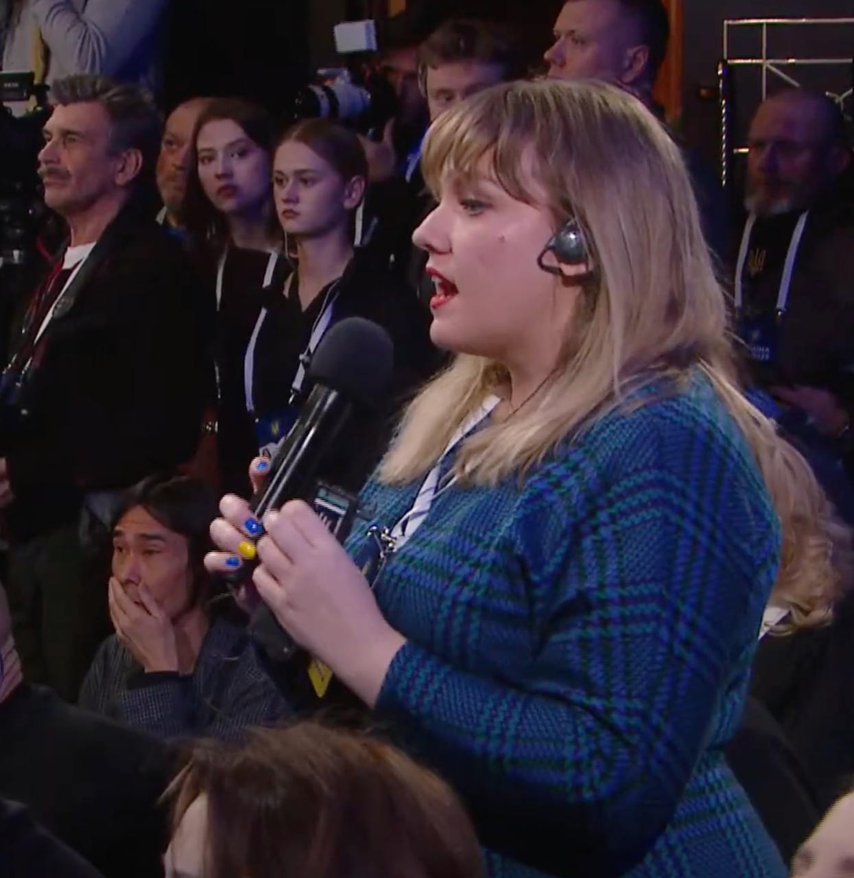 Американська журналістка зворушливо підтримала Україну символічним манікюром на пресконференції Зеленського. Фото