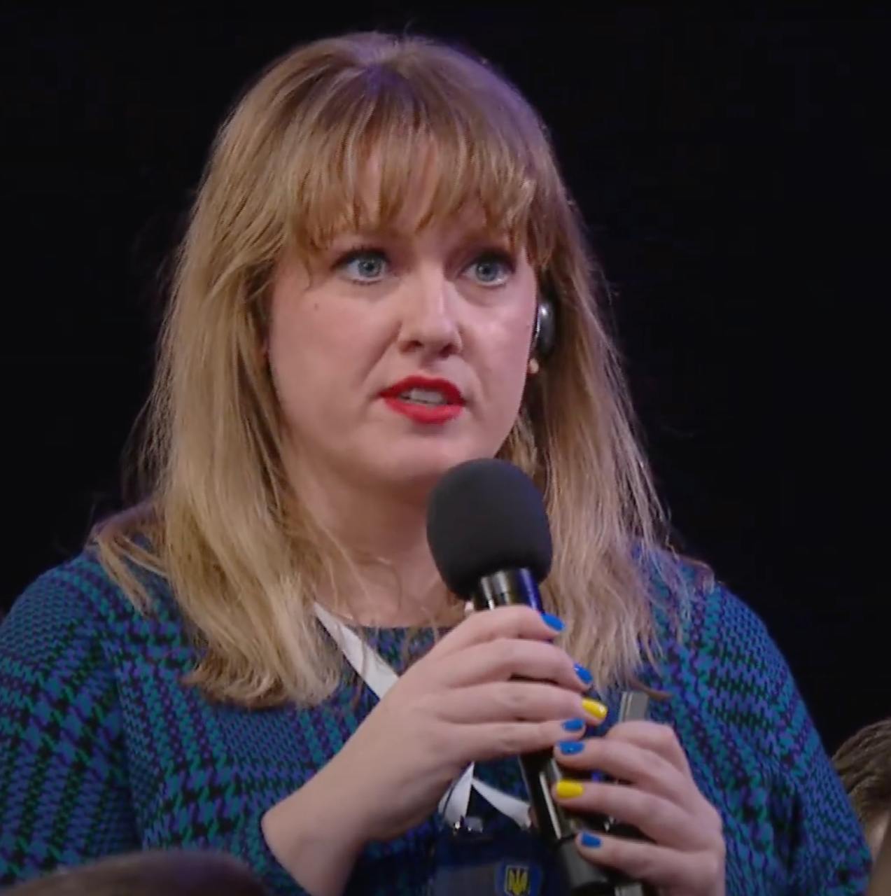 Американська журналістка зворушливо підтримала Україну символічним манікюром на пресконференції Зеленського. Фото