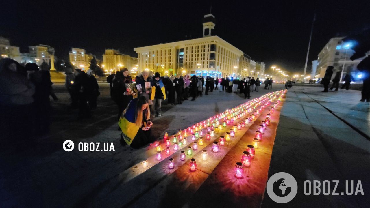 Люди несут цветы и зажигают свечи: в Киеве чтят память защитников Украины. Фото и видео