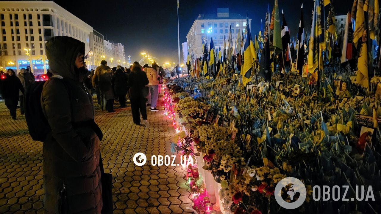 Люди несут цветы и зажигают свечи: в Киеве чтят память защитников Украины. Фото и видео