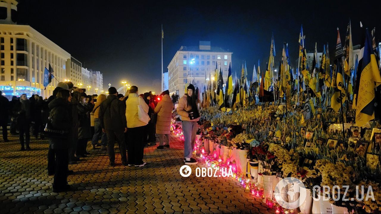 Люди несут цветы и зажигают свечи: в Киеве чтят память защитников Украины. Фото и видео