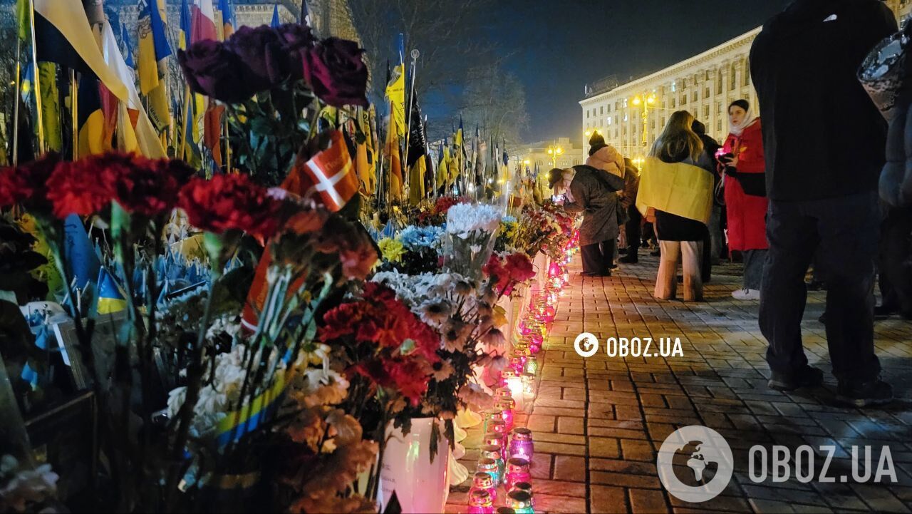 Люди несут цветы и зажигают свечи: в Киеве чтят память защитников Украины. Фото и видео