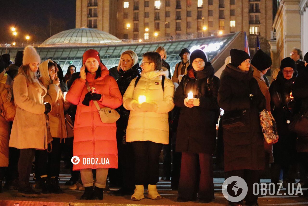 Люди несут цветы и зажигают свечи: в Киеве чтят память защитников Украины. Фото и видео