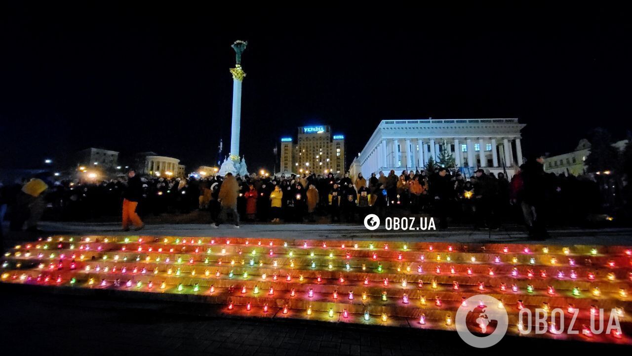 Люди несут цветы и зажигают свечи: в Киеве чтят память защитников Украины. Фото и видео