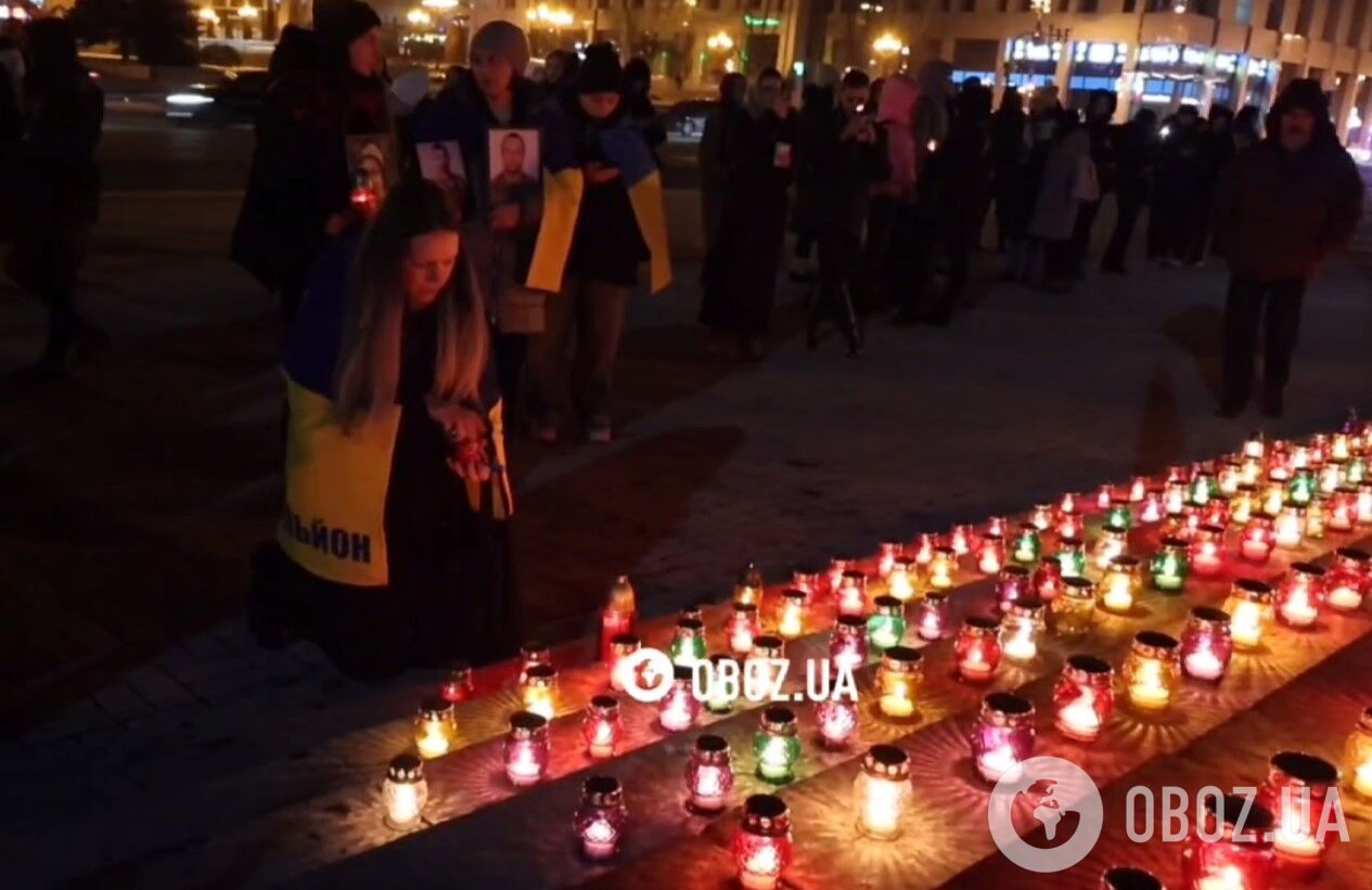 Люди несут цветы и зажигают свечи: в Киеве чтят память защитников Украины. Фото и видео