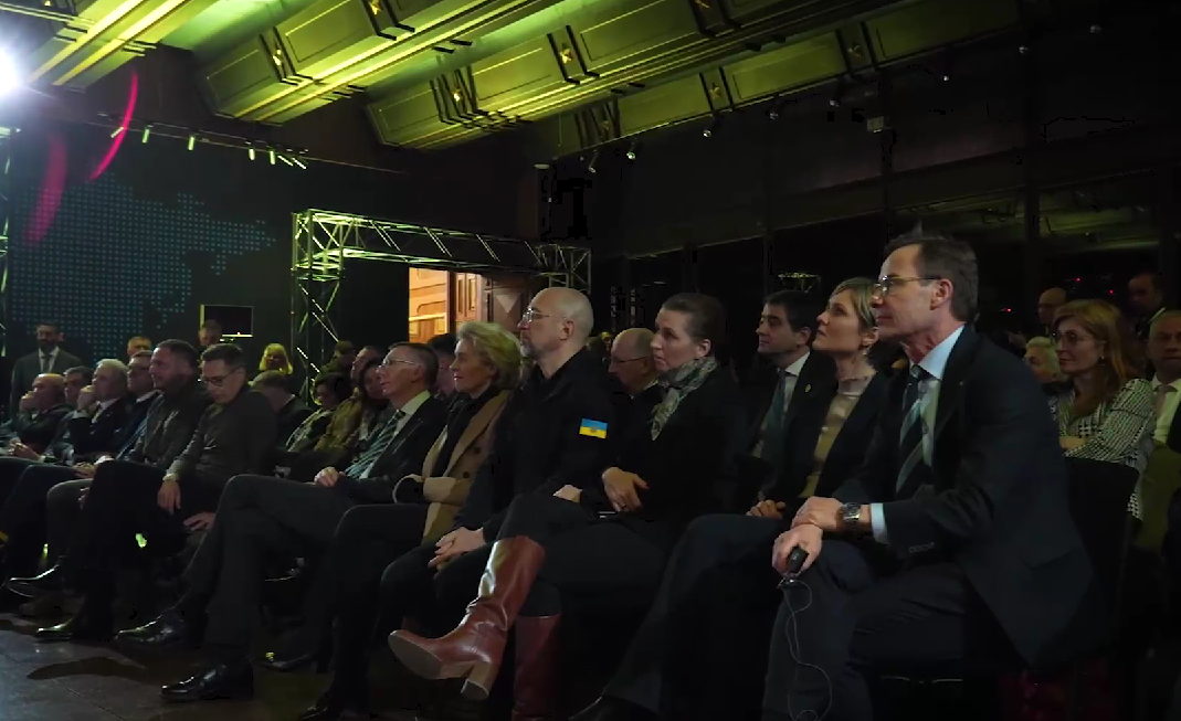 БПЛА-розвідники, FPV-дрони на оптоволокні і не тільки: Зеленський показав новітні українські розробки. Відео