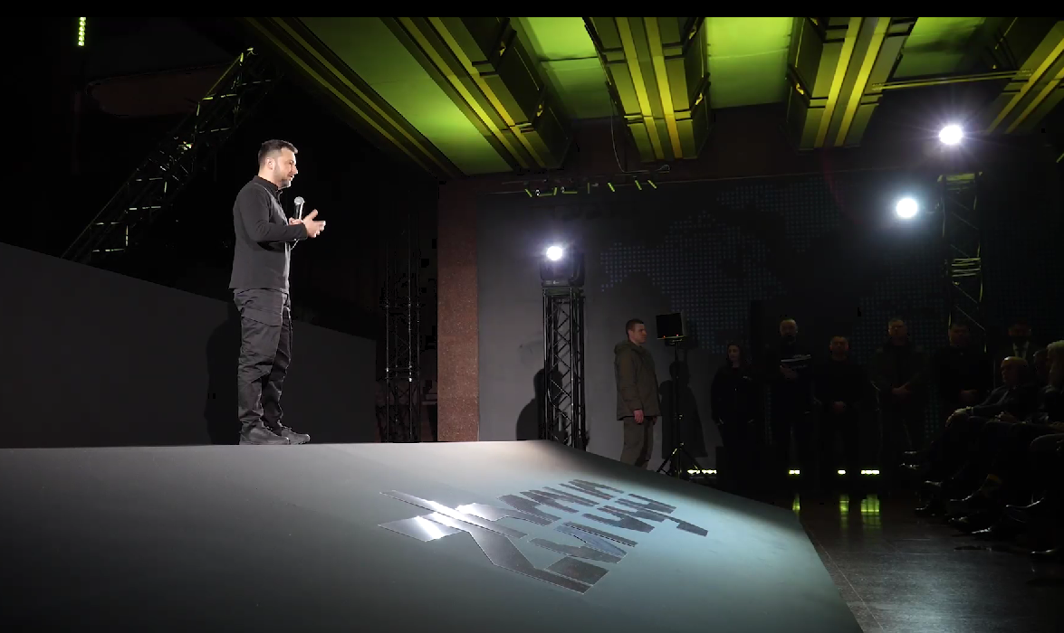 БПЛА-розвідники, FPV-дрони на оптоволокні і не тільки: Зеленський показав новітні українські розробки. Відео