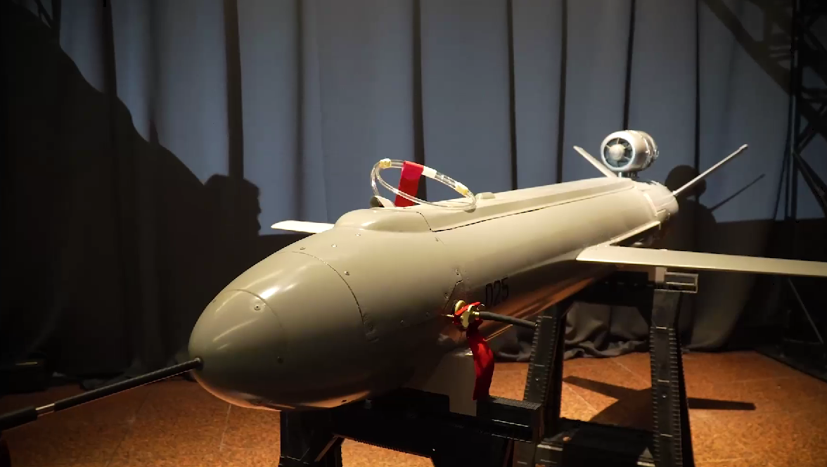 БПЛА-розвідники, FPV-дрони на оптоволокні і не тільки: Зеленський показав новітні українські розробки. Відео