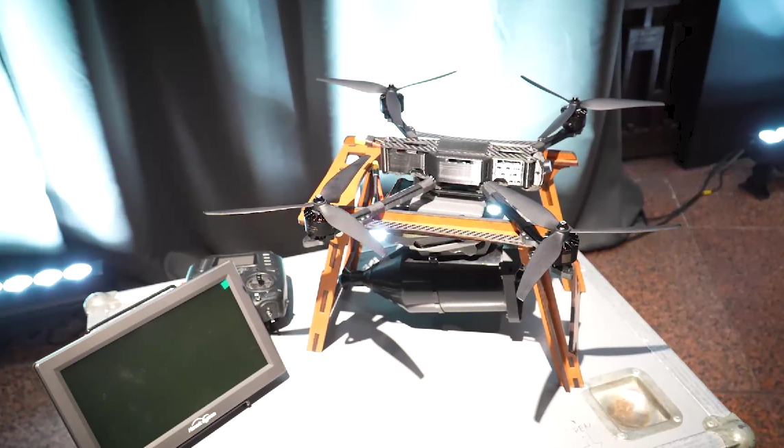 БПЛА-розвідники, FPV-дрони на оптоволокні і не тільки: Зеленський показав новітні українські розробки. Відео