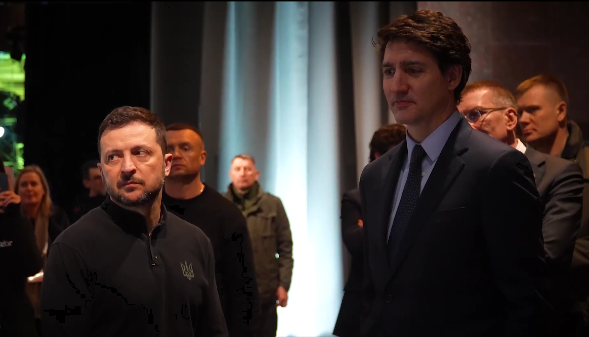 БПЛА-розвідники, FPV-дрони на оптоволокні і не тільки: Зеленський показав новітні українські розробки. Відео