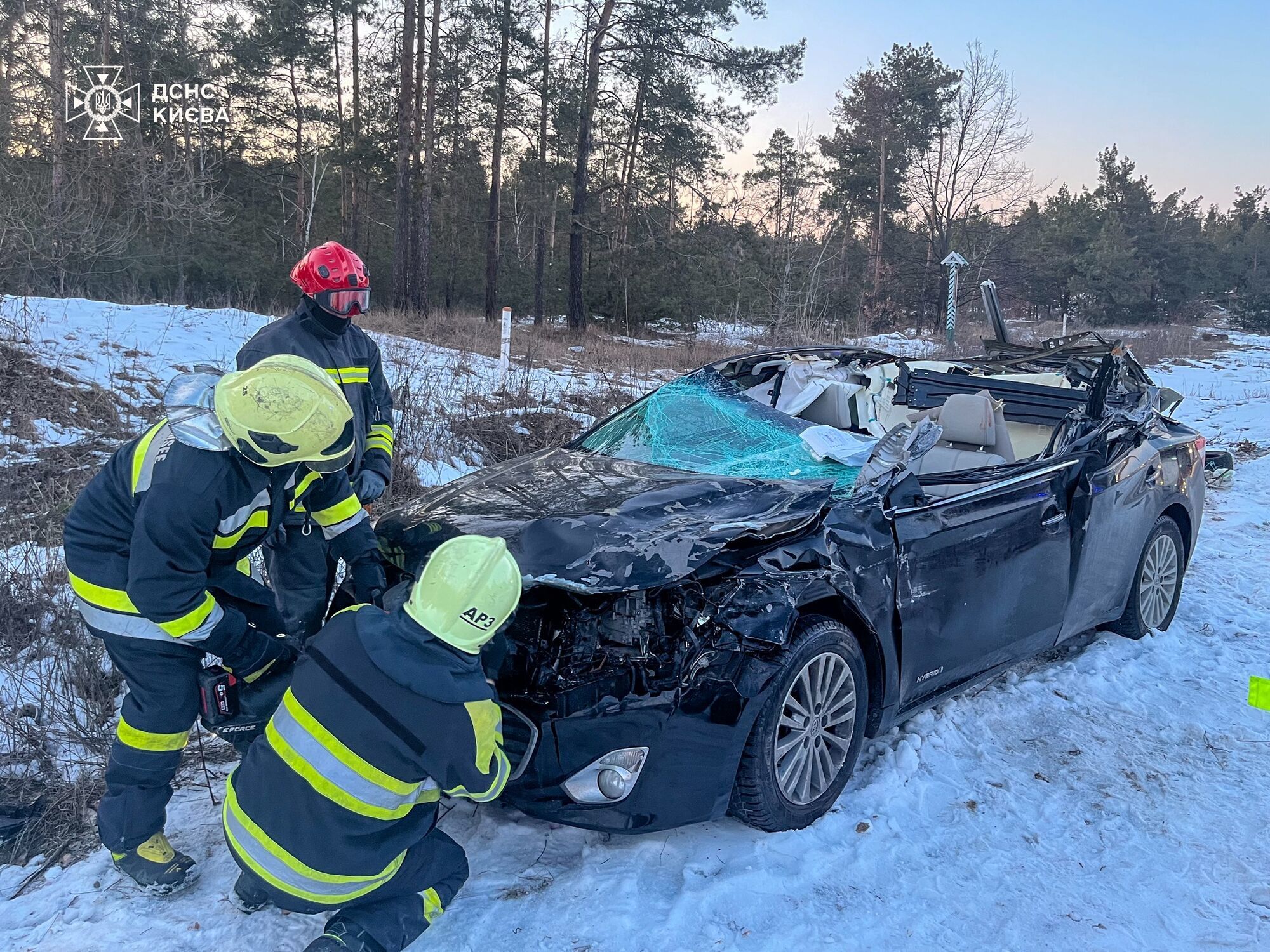 У Києві на Оболоні сталась аварія за участі вантажівки: легковик злетів у кювет, є постраждалий. Фото