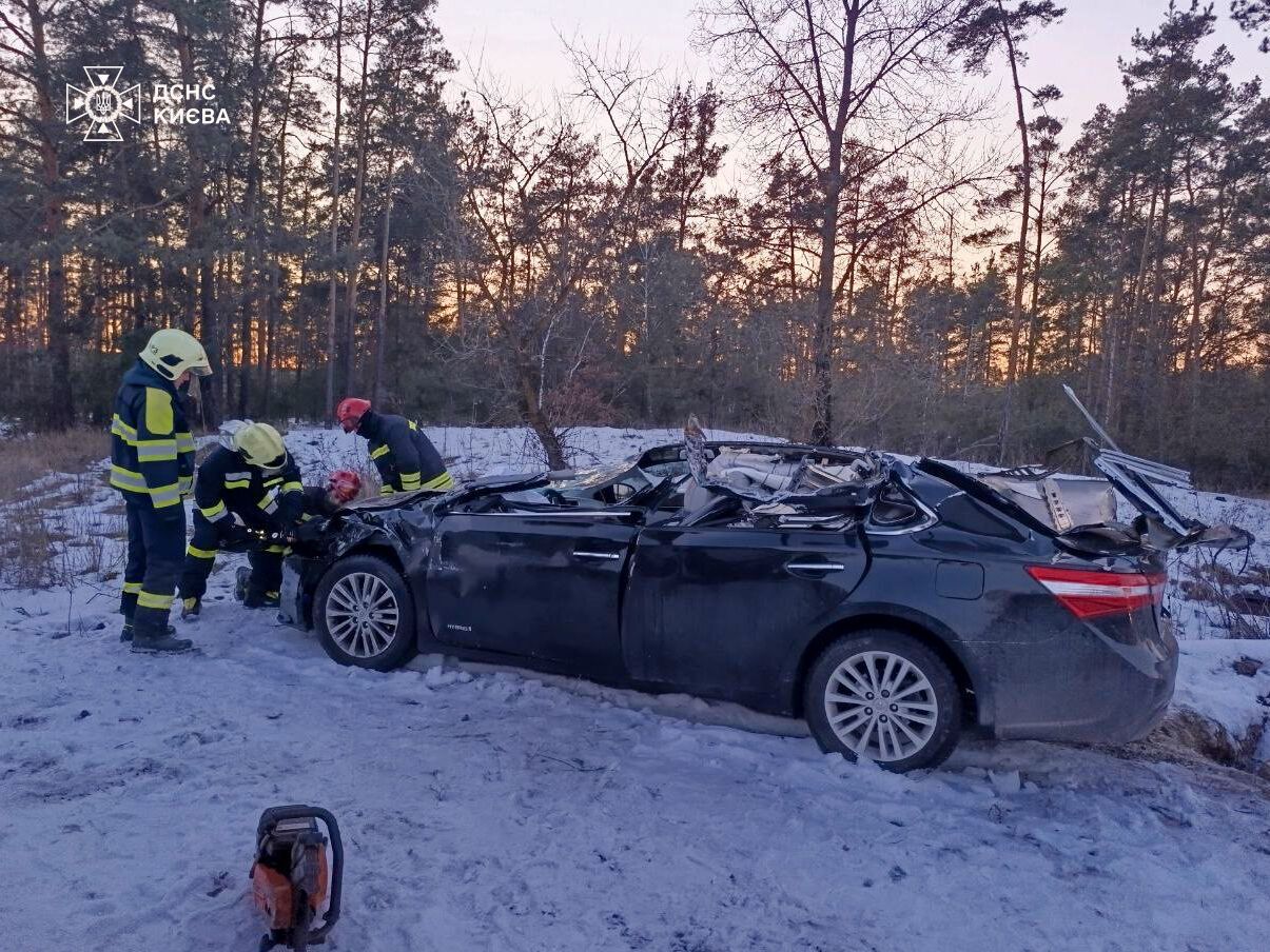 У Києві на Оболоні сталась аварія за участі вантажівки: легковик злетів у кювет, є постраждалий. Фото