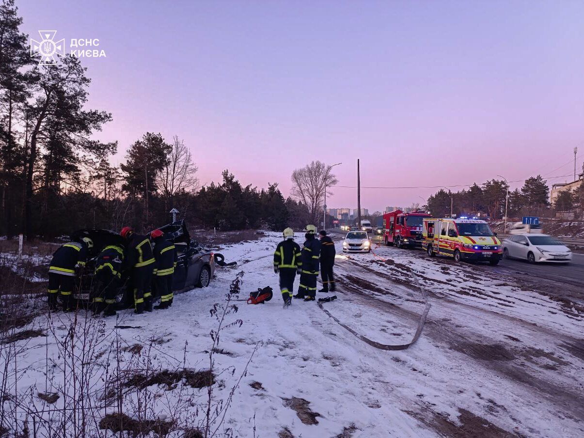 У Києві на Оболоні сталась аварія за участі вантажівки: легковик злетів у кювет, є постраждалий. Фото