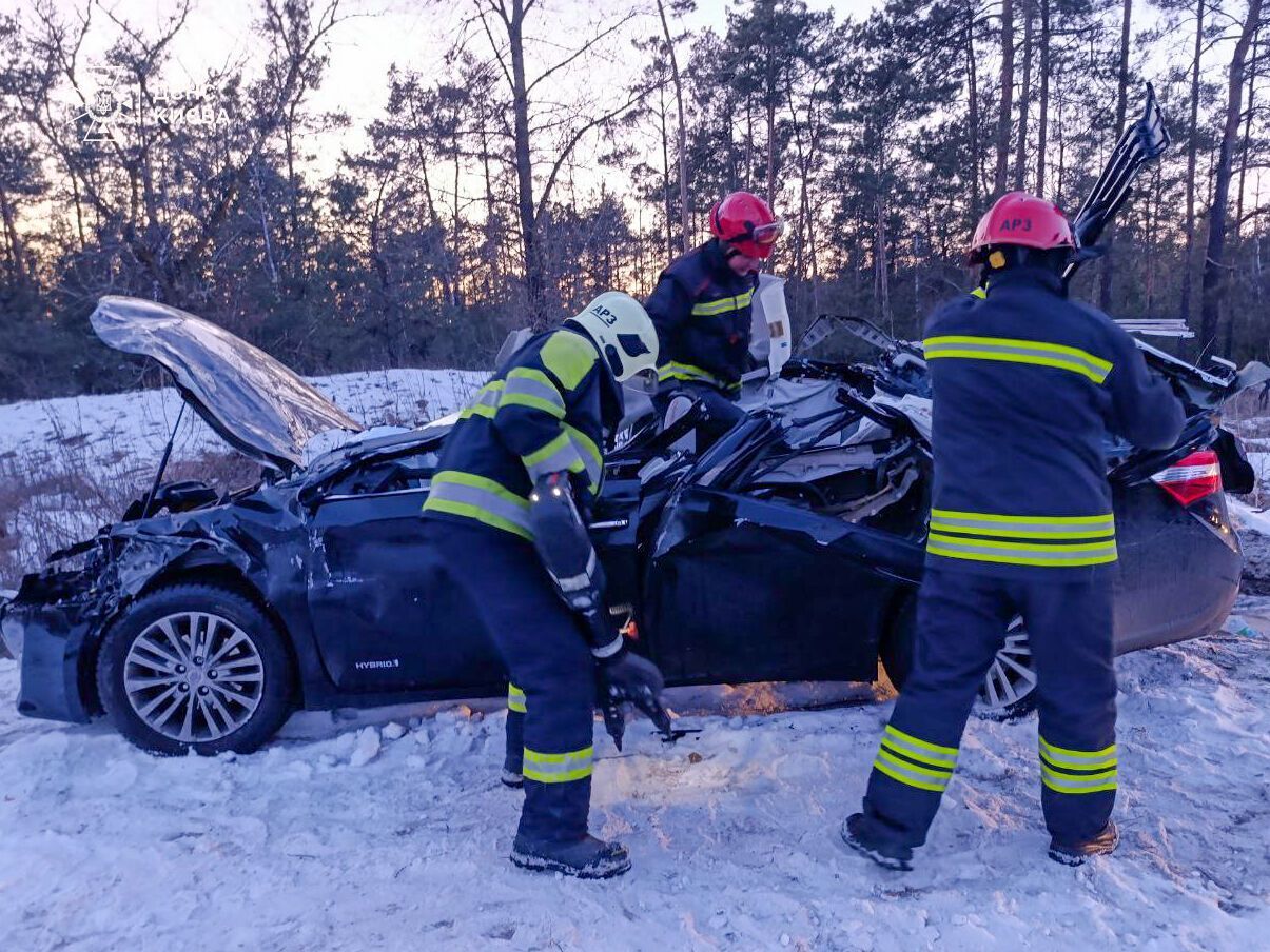 У Києві на Оболоні сталась аварія за участі вантажівки: легковик злетів у кювет, є постраждалий. Фото