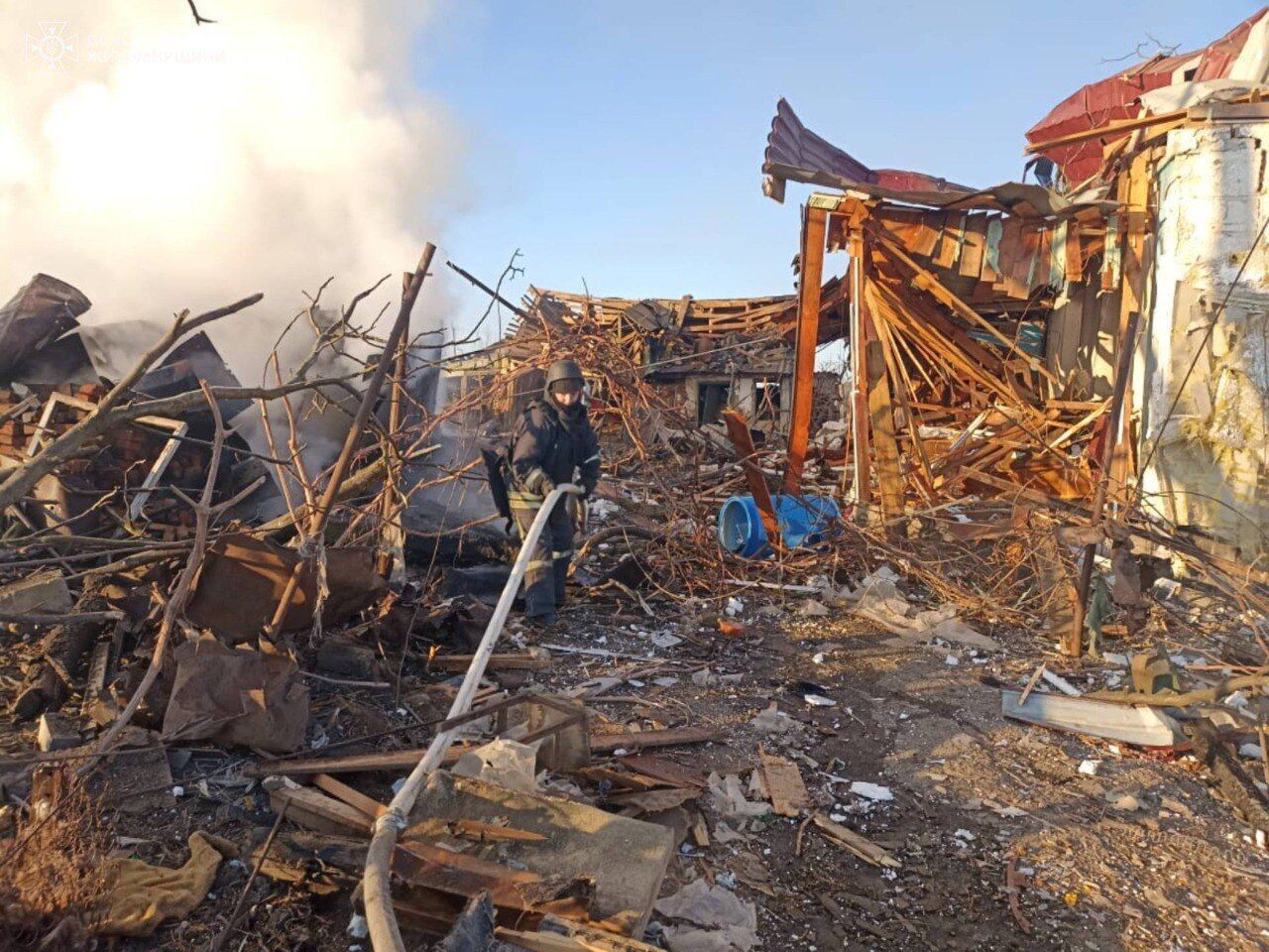 На Житомирщине в результате вражеской атаки произошел пожар, пострадали женщина и двое детей. Фото