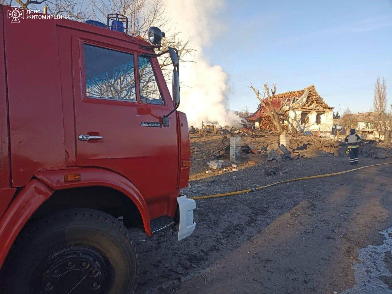 На Житомирщине в результате вражеской атаки произошел пожар, пострадали женщина и двое детей. Фото