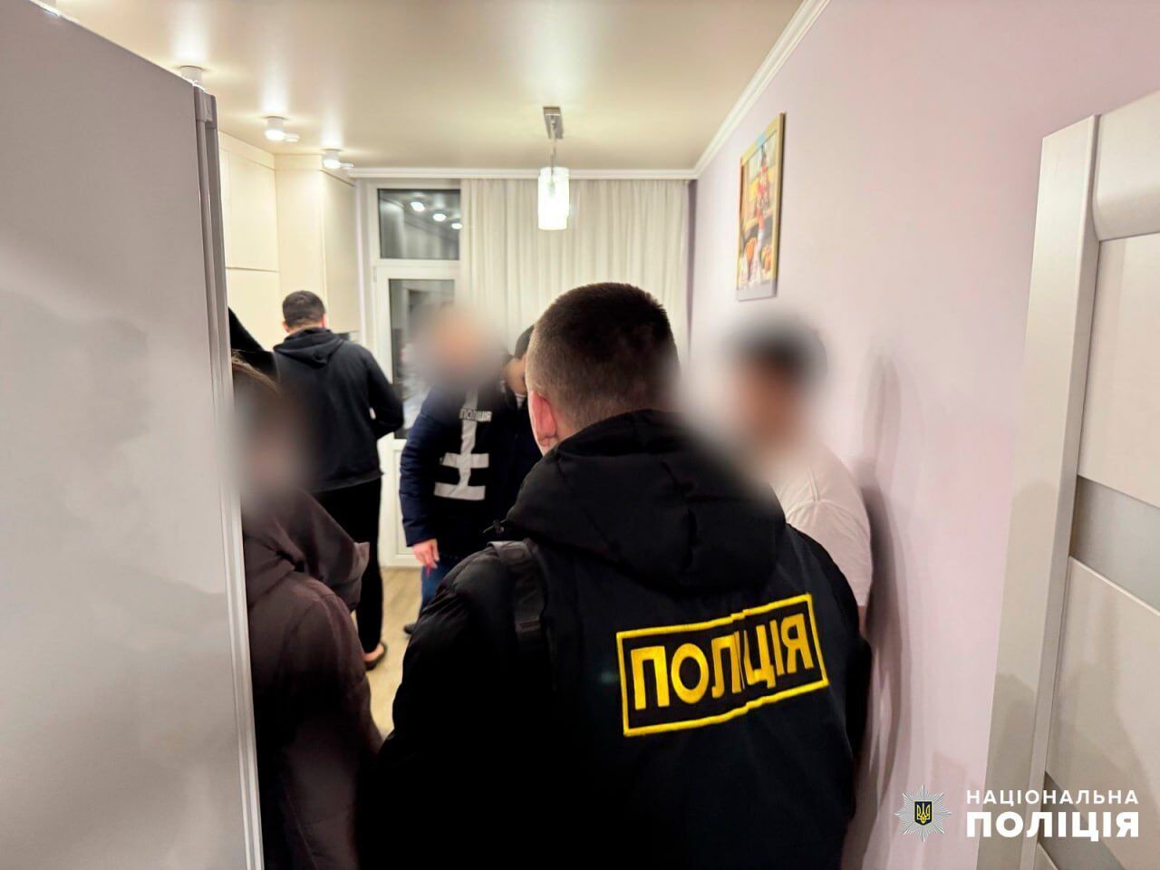 В Киеве полицейские разоблачили сеть аптек, где продавали российские лекарства. Подробности и фото