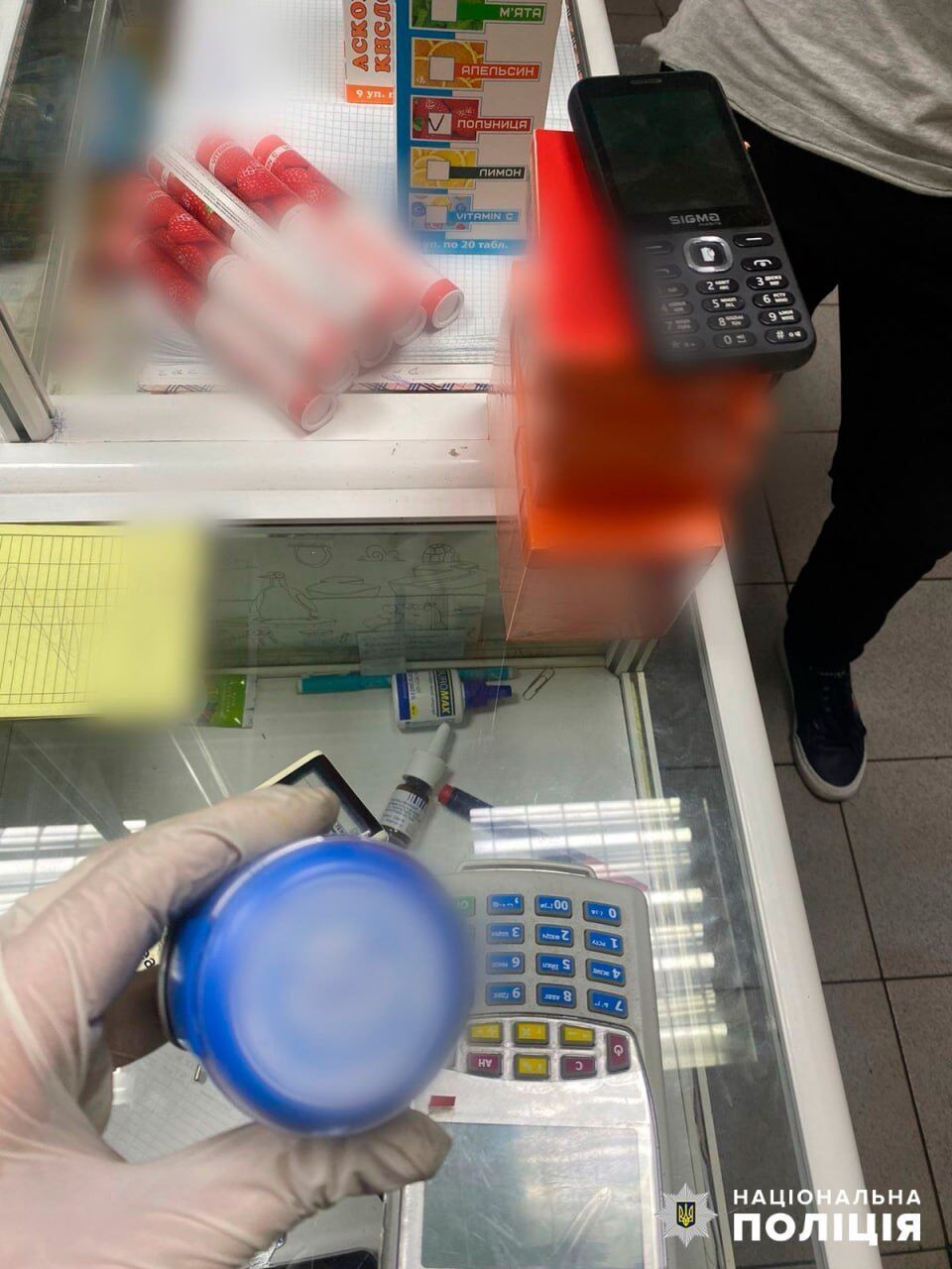 В Киеве полицейские разоблачили сеть аптек, где продавали российские лекарства. Подробности и фото