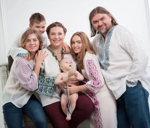 "Для мене це Батьківщина на продаж". Олесь Санін – про сценарії України у війні, особисті втрати на фронті та колег, що підігрують росіянам