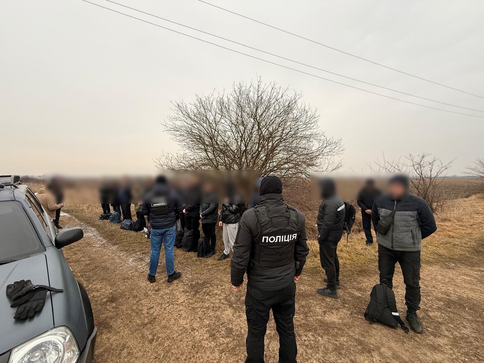 Намагалися незаконно виїхати в Угорщину: прикордонники затримали мікроавтобус з 16 пасажирами. Відео