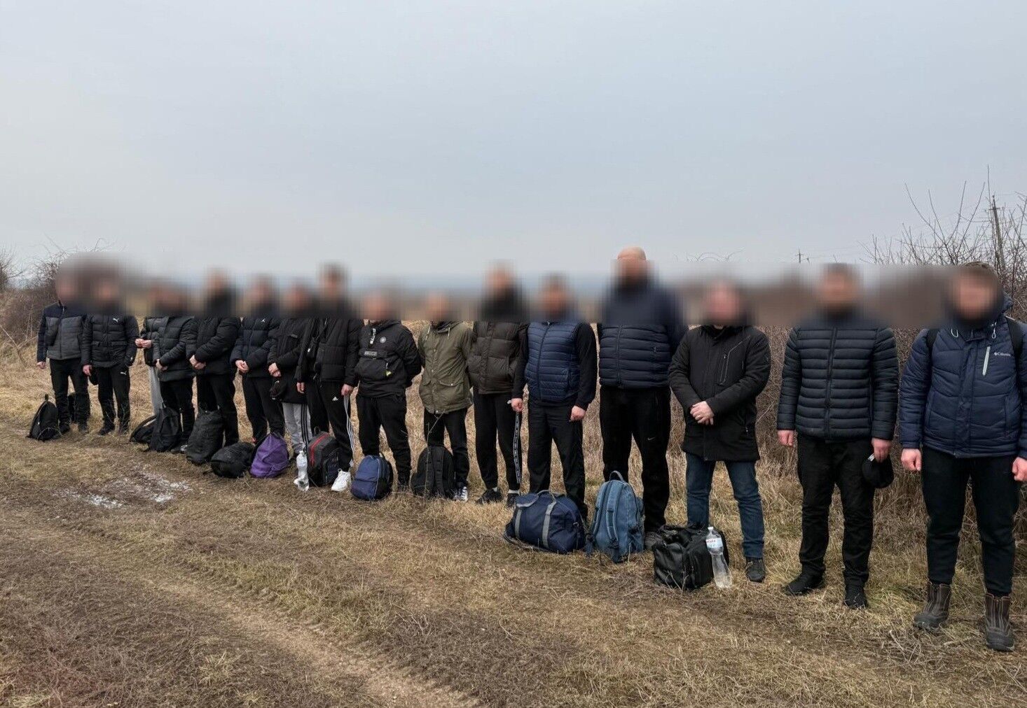 Намагалися незаконно виїхати в Угорщину: прикордонники затримали мікроавтобус з 16 пасажирами. Відео