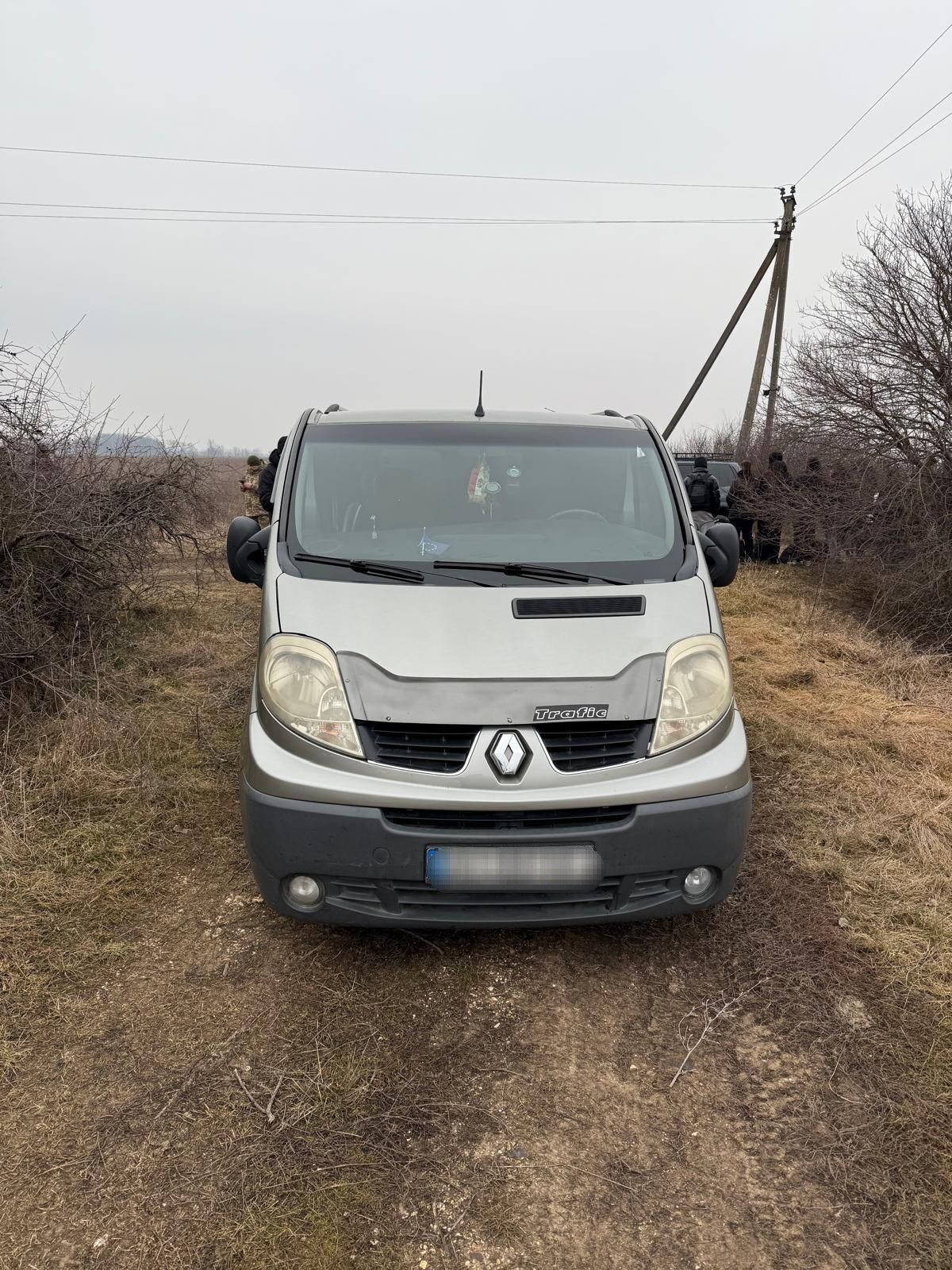 Намагалися незаконно виїхати в Угорщину: прикордонники затримали мікроавтобус з 16 пасажирами. Відео