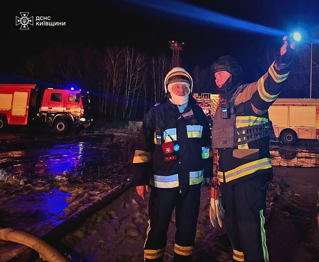 Оккупанты ночью атаковали Киевщину: в результате падения обломков БПЛА возник пожар на промышленном объекте. Фото