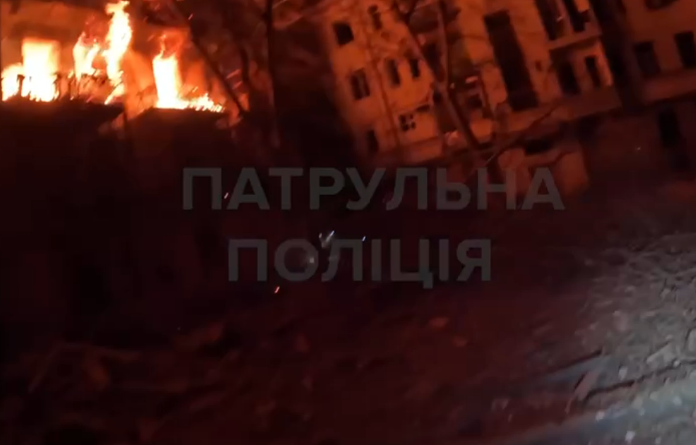 Под огнем оказались жилые дома: в полиции показали первые минуты после вечернего удара врага по Константиновке. Видео