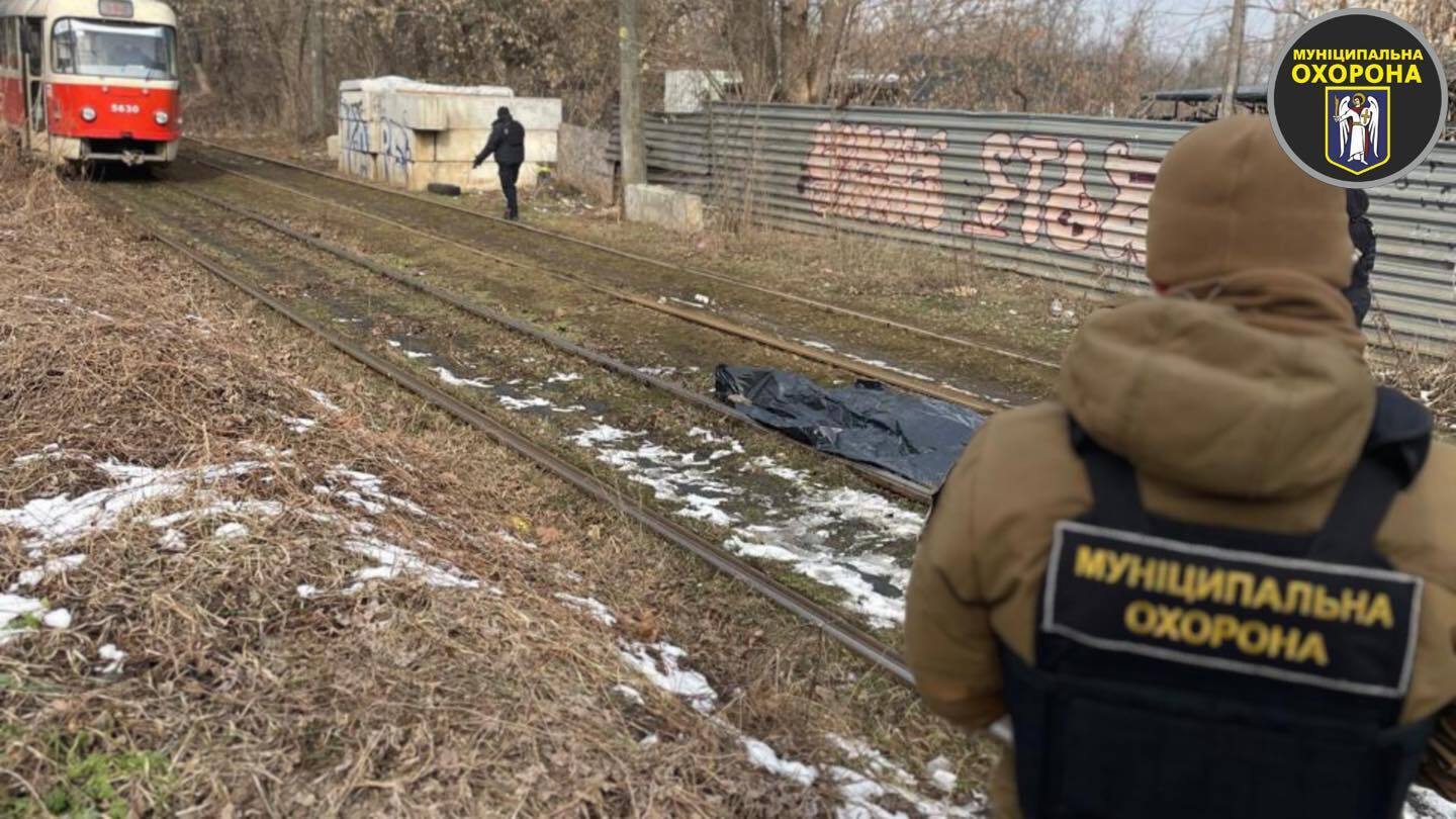 В Киеве на трамвайном пути нашли тело убитого мужчины. Подробности дела и фото