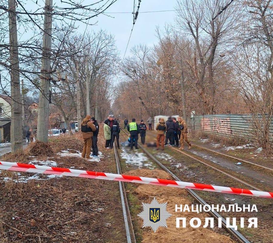 В Киеве на трамвайном пути нашли тело убитого мужчины. Подробности дела и фото