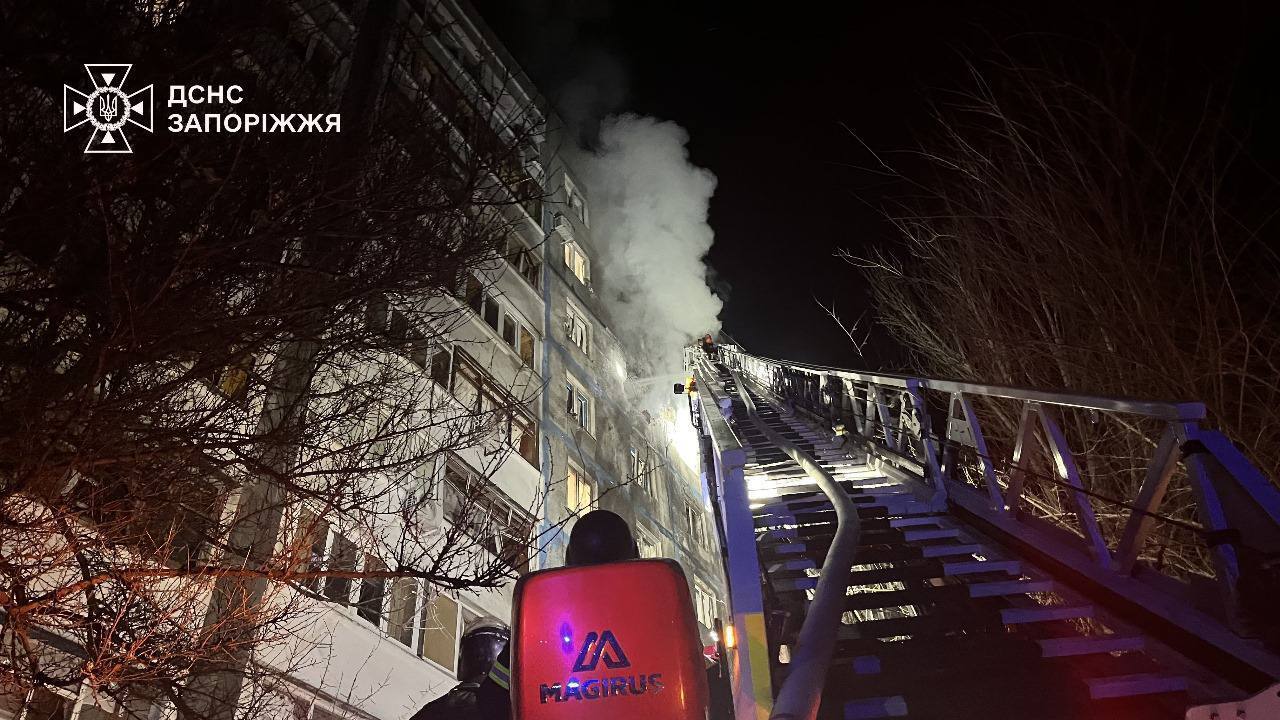 Россияне атаковали Запорожье "Шахедами": повреждены многоэтажки, частные дома и гаражи. Фото и видео