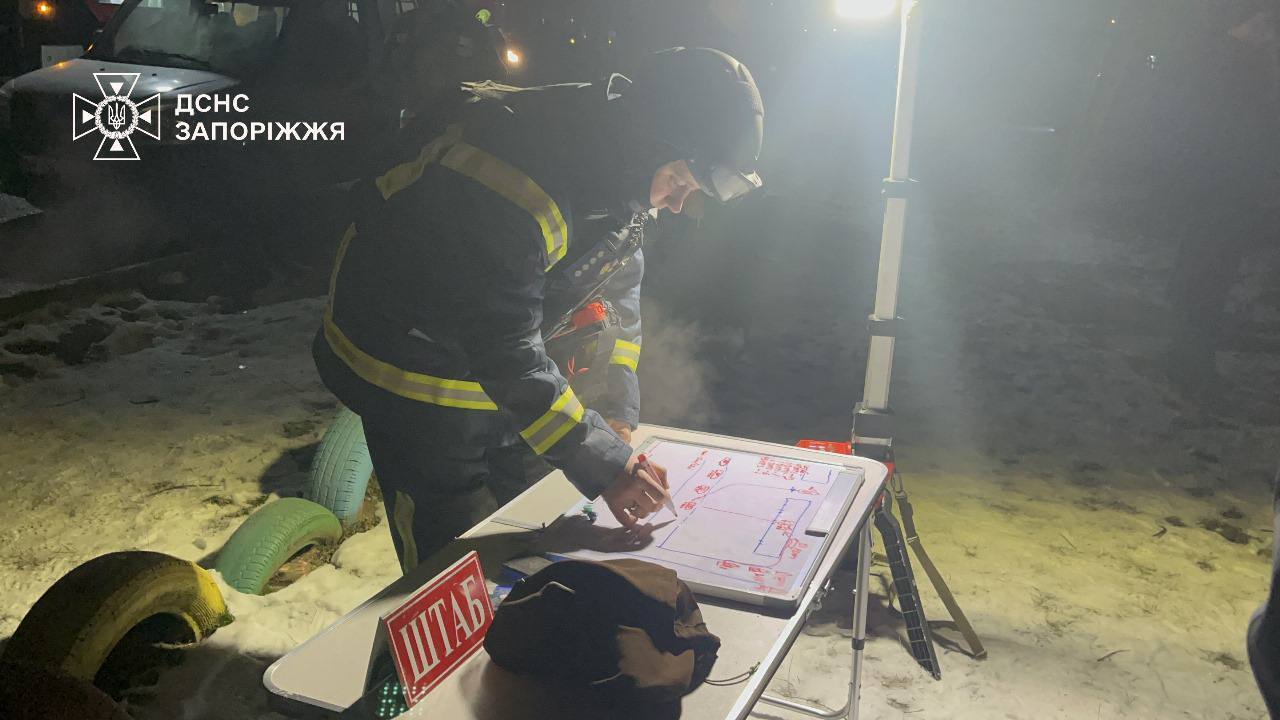 Россияне атаковали Запорожье "Шахедами": повреждены многоэтажки, частные дома и гаражи. Фото и видео