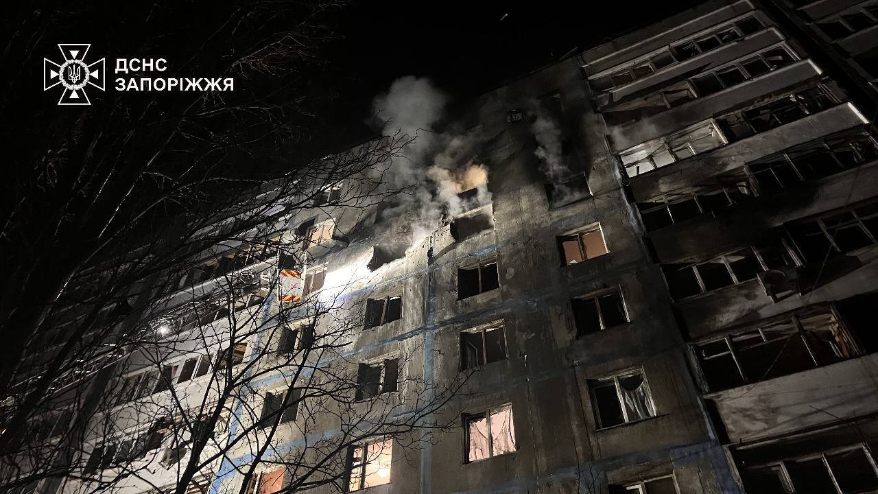 Россияне атаковали Запорожье "Шахедами": повреждены многоэтажки, частные дома и гаражи. Фото и видео
