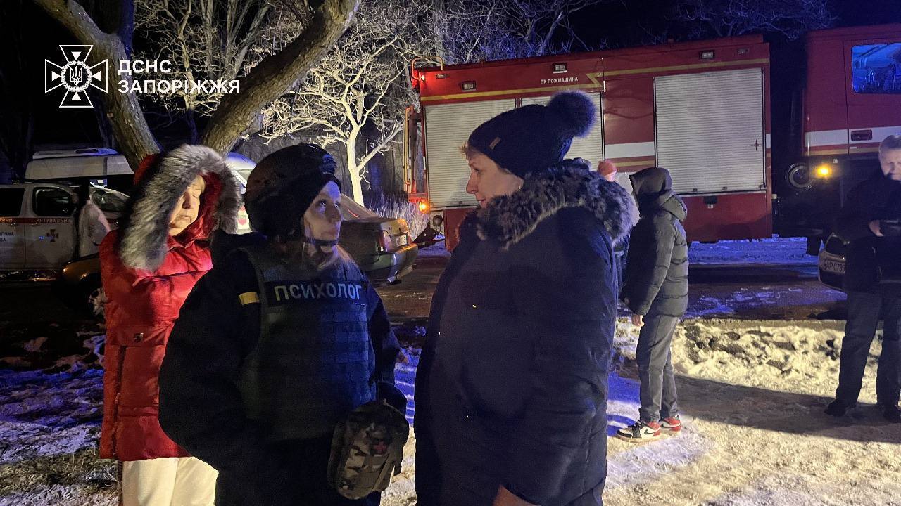 Россияне атаковали Запорожье "Шахедами": повреждены многоэтажки, частные дома и гаражи. Фото и видео